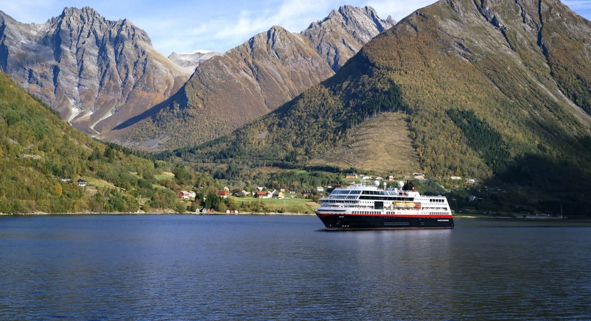 Hurtigruten-skip i en vestlandsfjord — Hjorteklynga leverer til skipene